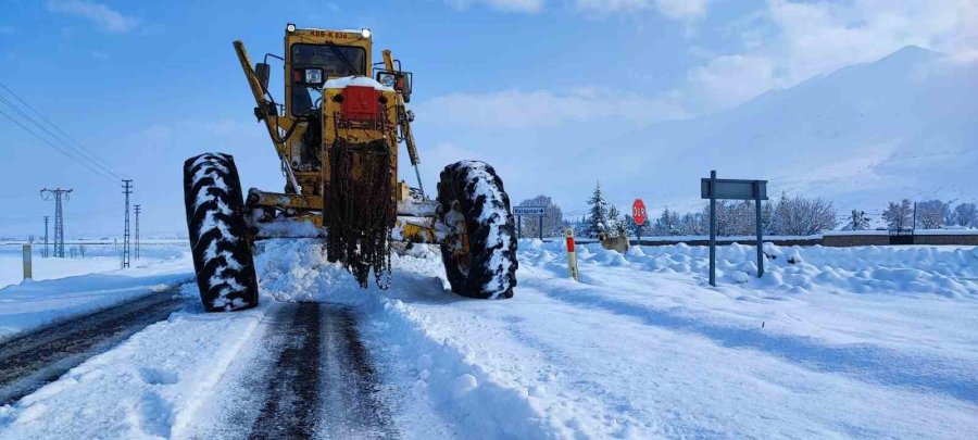 Büyükşehir, Kardan Kapanan 91 Mahalle Yolunu Ulaşıma Açtı