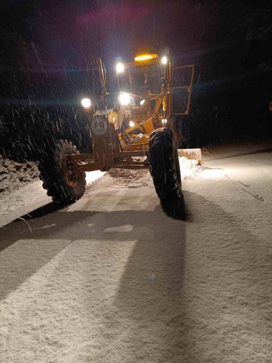 Büyükşehir Ekipleri Gece Boyunca Karla Mücadele Etti