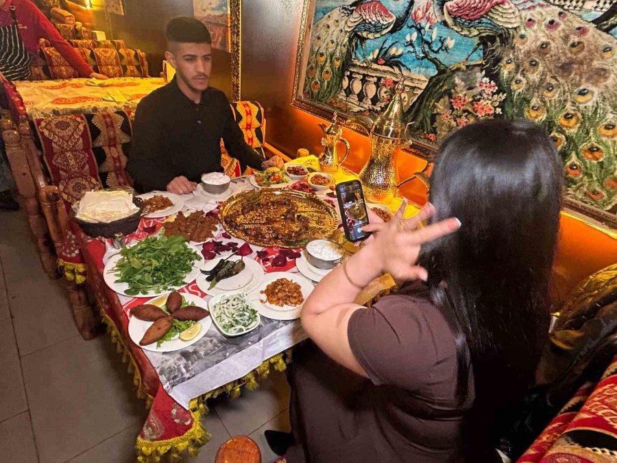 Sevgiliye Çiçek Yerine Ciğer Kebap