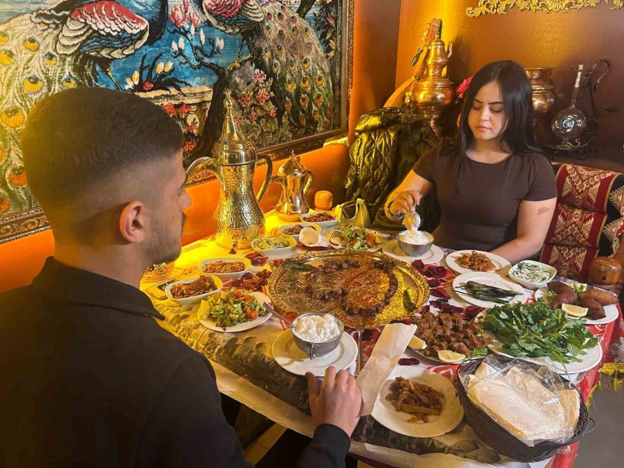 Sevgiliye Çiçek Yerine Ciğer Kebap