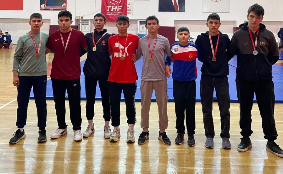 Kepez’in Pehlivanlarına 3 Altın