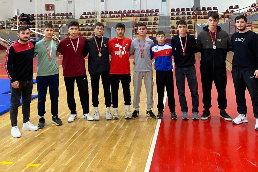 Kepez’in Pehlivanlarına 3 Altın