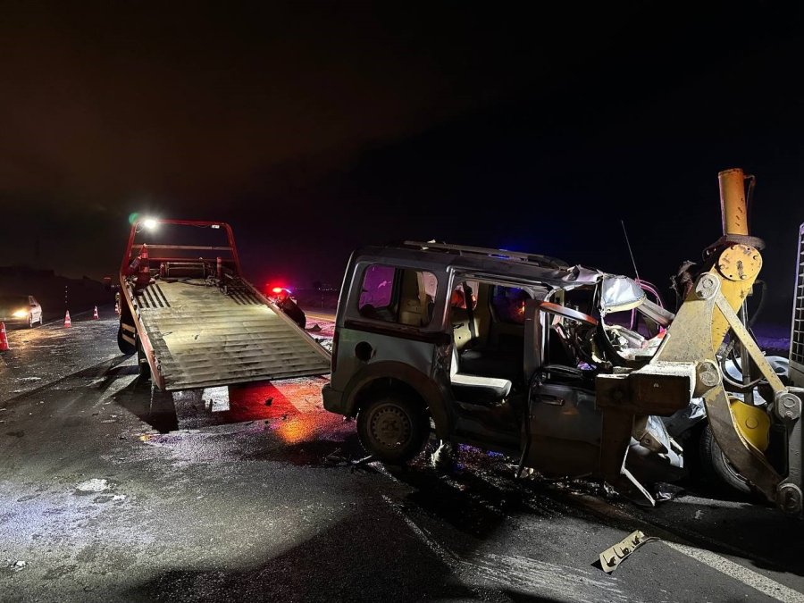 Hafif Ticari Araç İş Makinesine Çarptı: 1’i Ağır 2 Yaralı