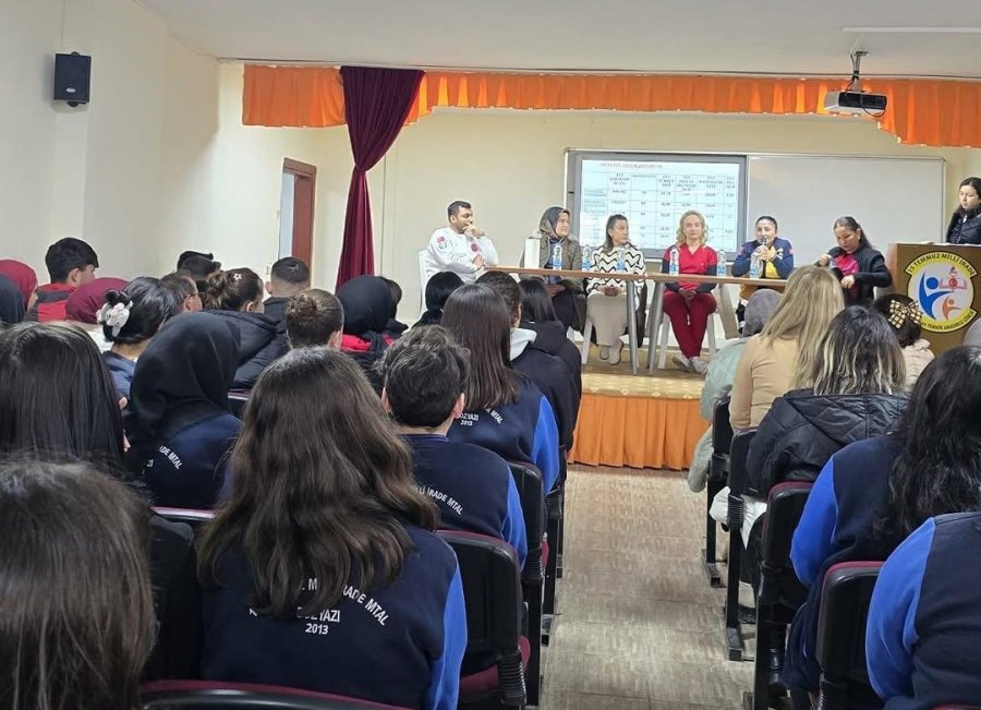 Bozyazı’da Sağlık Çalışanları Öğrencileri Meslekleri Hakkında Bilgilendirdi