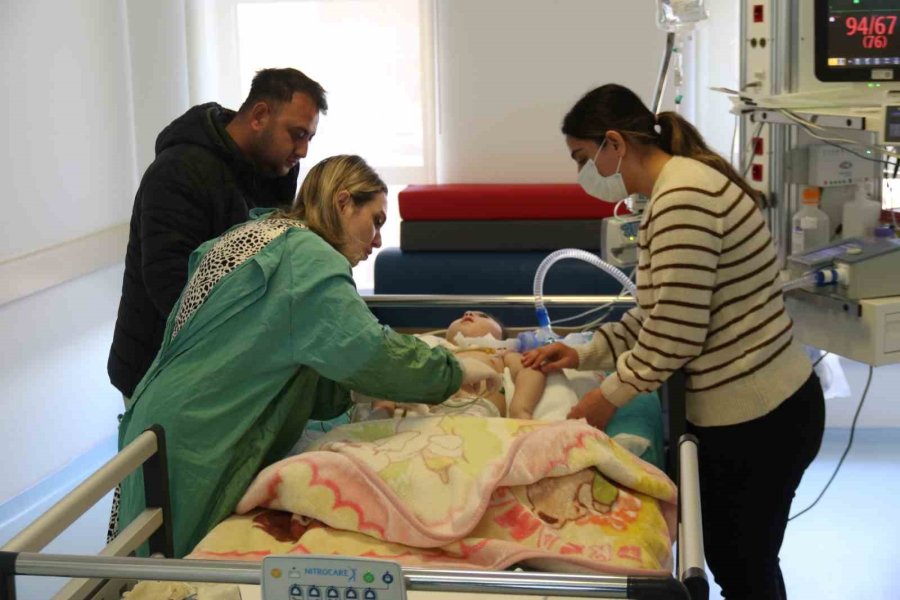 Depremde "öldü" Denilen Ailenin 2 Hafta Aradığı Asiye Bebek Eskişehir’de Tedavi Edildi