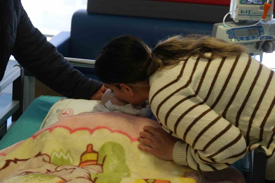 Depremde "öldü" Denilen Ailenin 2 Hafta Aradığı Asiye Bebek Eskişehir’de Tedavi Edildi