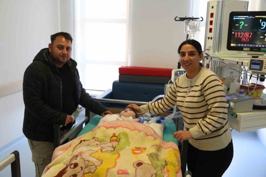 Depremde "öldü" Denilen Ailenin 2 Hafta Aradığı Asiye Bebek Eskişehir’de Tedavi Edildi