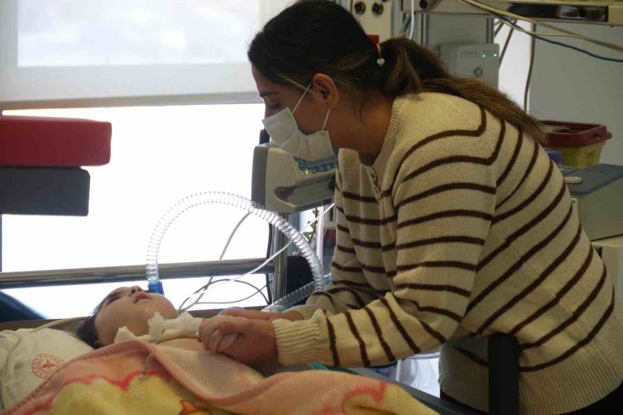 Depremde "öldü" Denilen Ailenin 2 Hafta Aradığı Asiye Bebek Eskişehir’de Tedavi Edildi