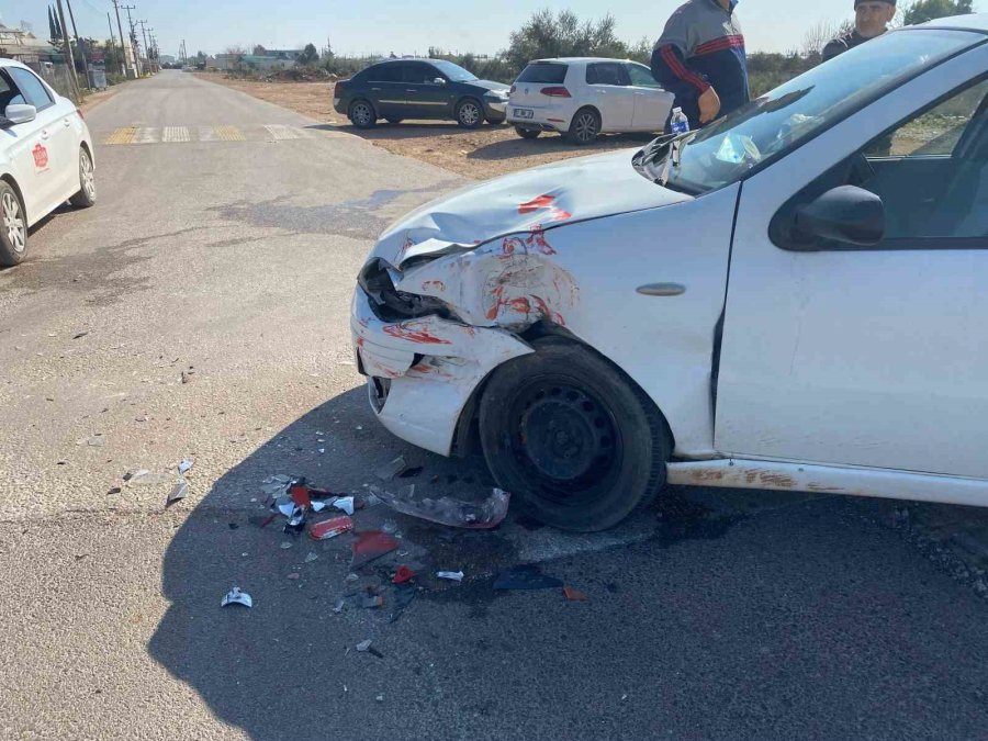 Kamyonetle Otomobilin Çarpıştığı Kazada Baba Ve Oğlu Yaralandı