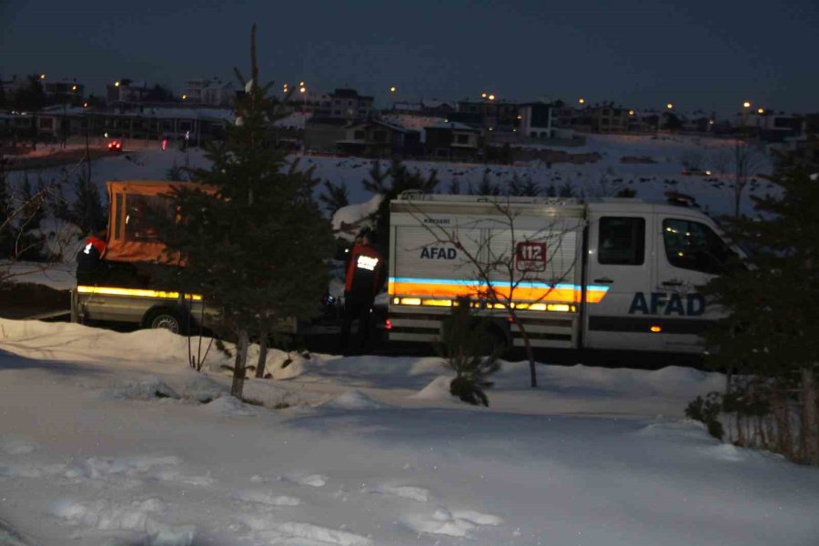 Dağda Mahsur Kalan 4 Genç Donmak Üzereyken Kurtarıldı