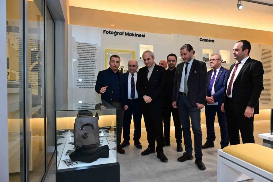 Kepez Belediye Başkanı Kocagöz’den Basın Galerisi’ne Tarihi Fotoğraf Makinesi