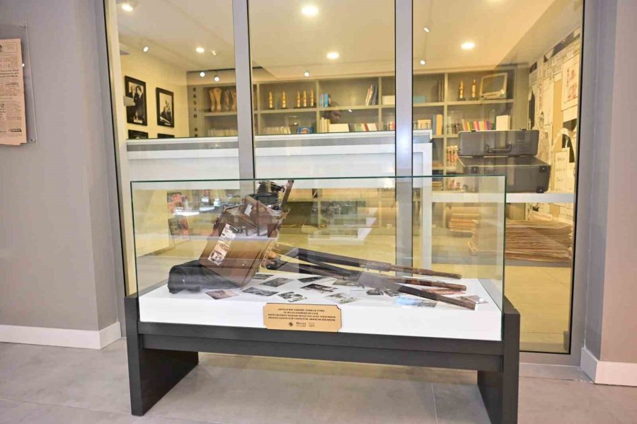 Kepez Belediye Başkanı Kocagöz’den Basın Galerisi’ne Tarihi Fotoğraf Makinesi