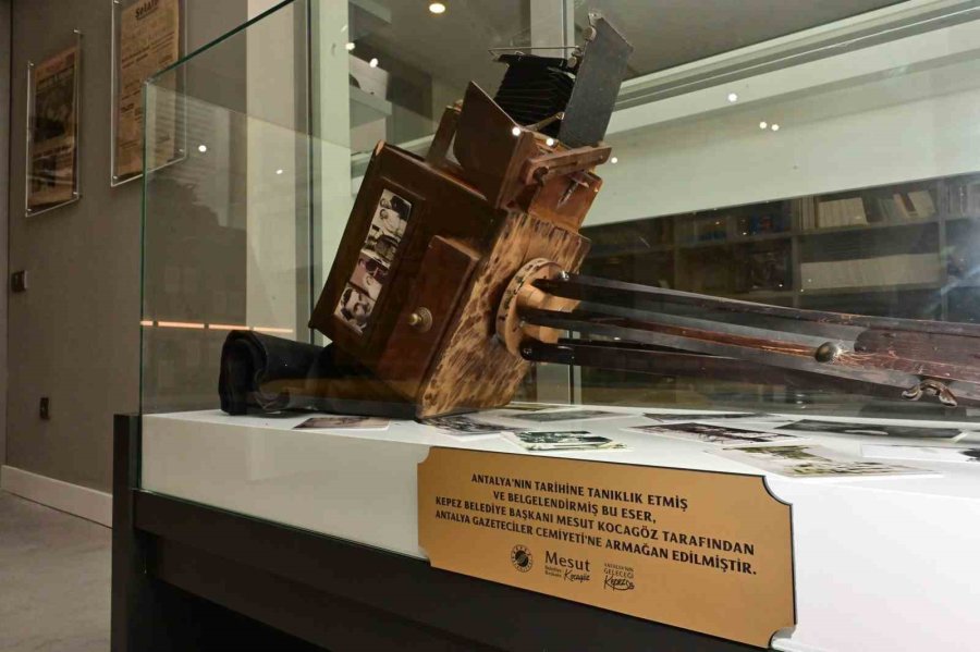 Kepez Belediye Başkanı Kocagöz’den Basın Galerisi’ne Tarihi Fotoğraf Makinesi