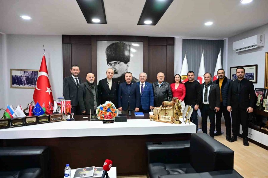 Kepez Belediye Başkanı Kocagöz’den Basın Galerisi’ne Tarihi Fotoğraf Makinesi