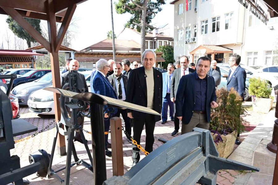 Kepez Belediye Başkanı Kocagöz’den Basın Galerisi’ne Tarihi Fotoğraf Makinesi