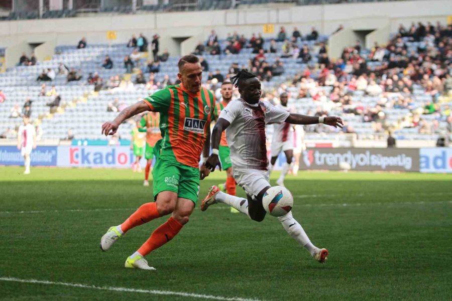 Trendyol Süper Lig: Atakaş Hatayspor: 0 - Corendon Alanyaspor: 0 (ilk Yarı)