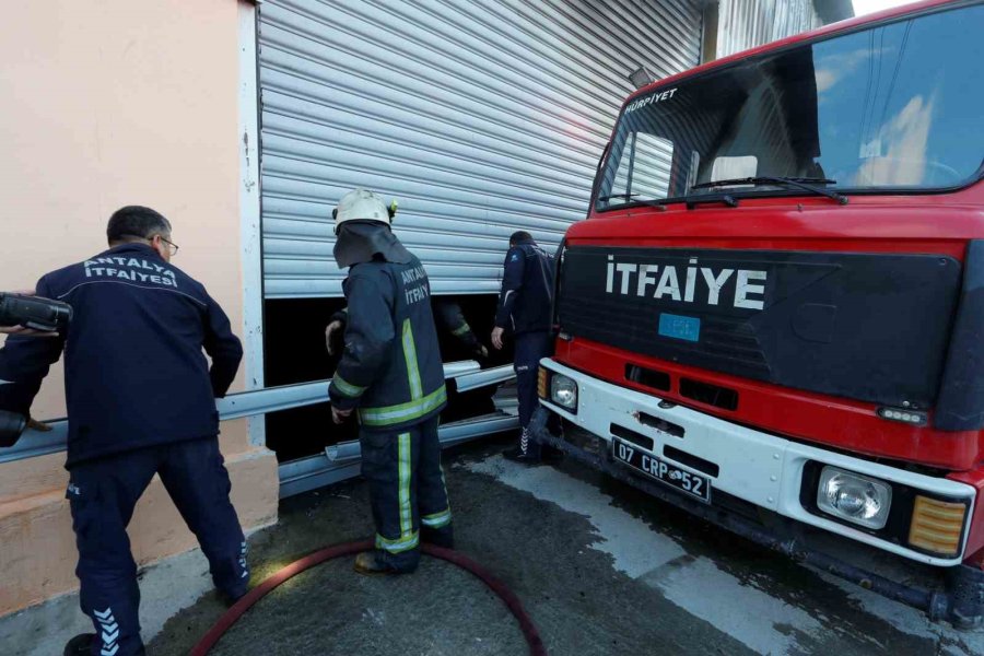 Antalya’da Depoda Çıkan Yangın Korkuttu
