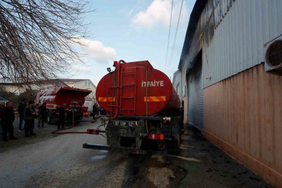 Antalya’da Depoda Çıkan Yangın Korkuttu