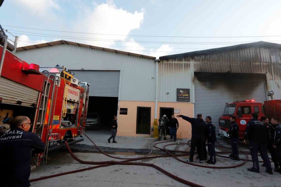 Antalya’da Depoda Çıkan Yangın Korkuttu