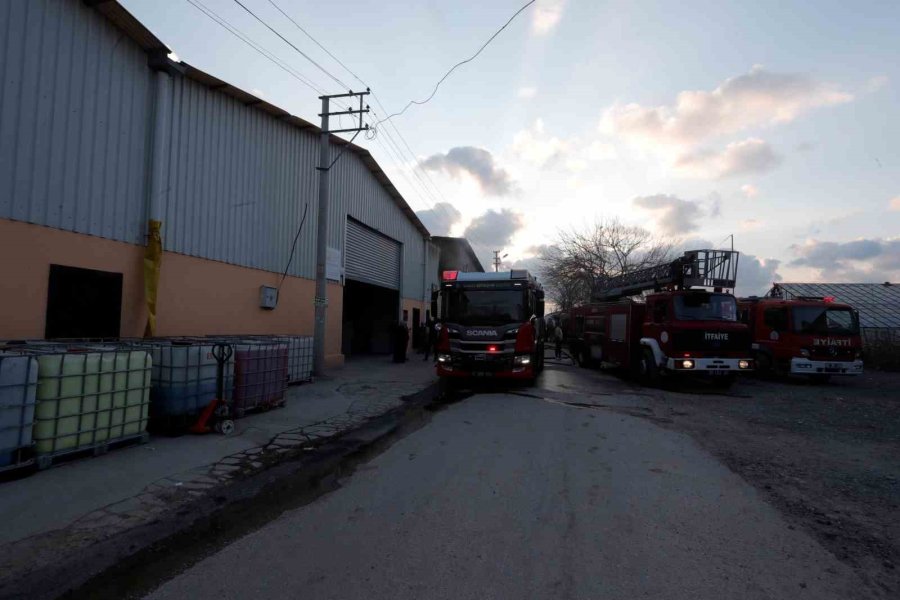 Antalya’da Depoda Çıkan Yangın Korkuttu