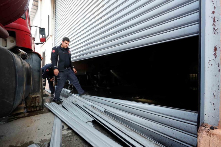 Antalya’da Depoda Çıkan Yangın Korkuttu