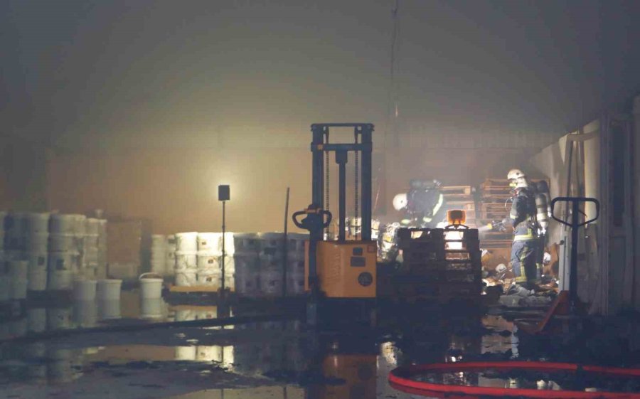 Antalya’da Depoda Çıkan Yangın Korkuttu