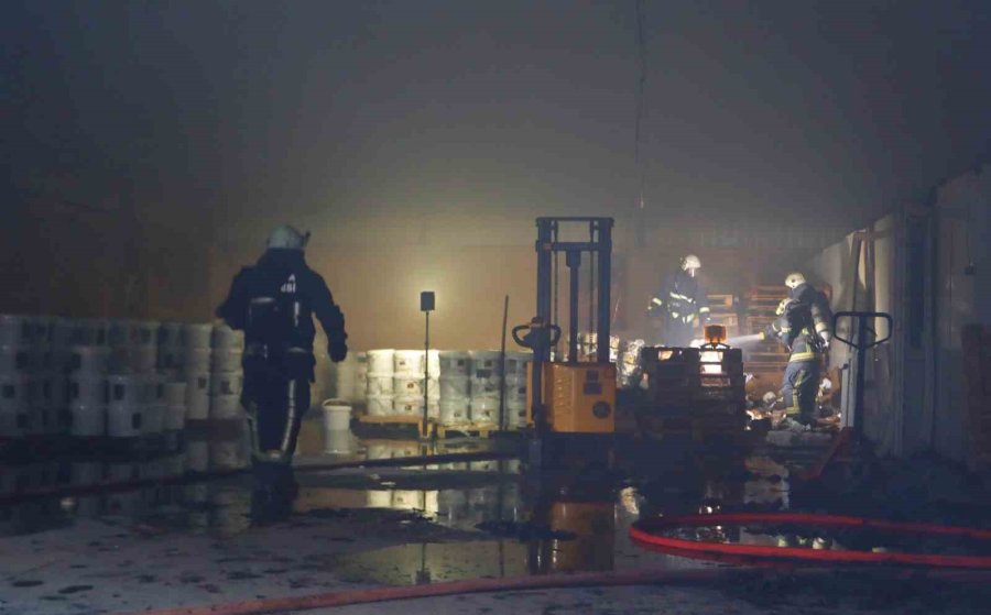 Antalya’da Depoda Çıkan Yangın Korkuttu