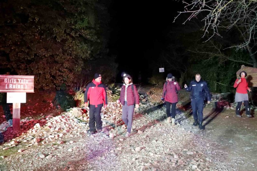 Hava Kararınca Yolunu Kaybeden 29 Dağcı İçin Ekipler Alarma Geçti