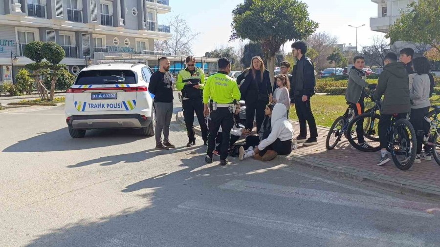 Otomobille Çarpışan Elektrikli Bisikletin Sürücüsü Yaralandı