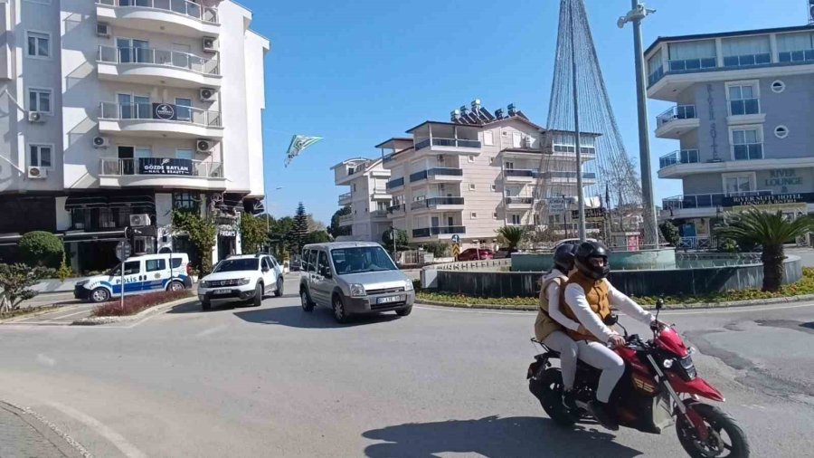 Otomobille Çarpışan Elektrikli Bisikletin Sürücüsü Yaralandı