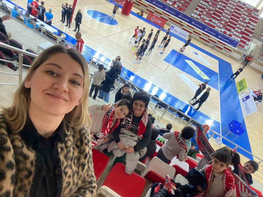 Öğrenciler, ‘erkekler Voleybol 1. Lig Yükselme Maçları’nı Tribünden Takip Etti