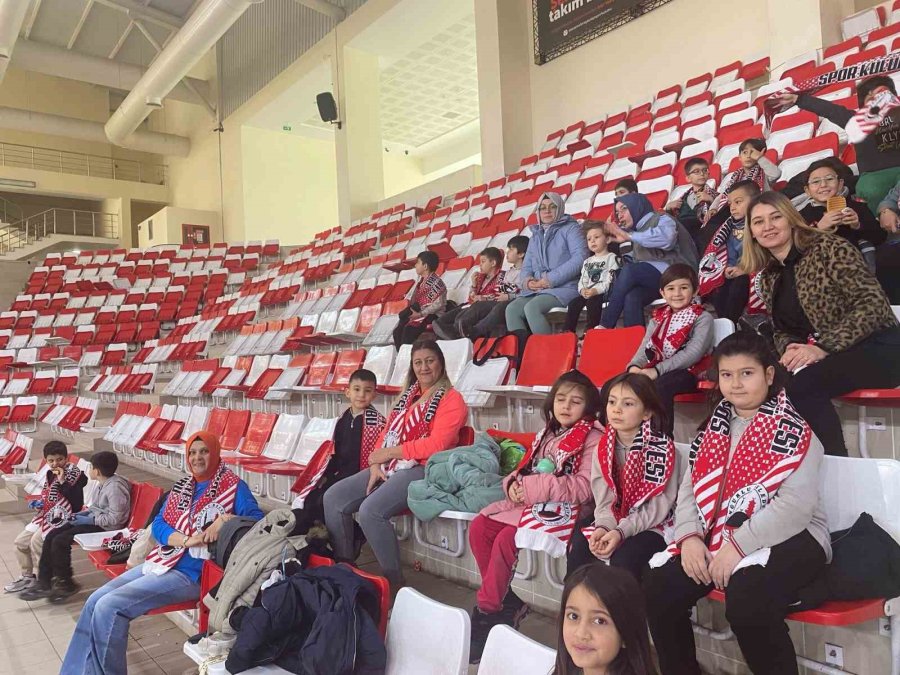 Öğrenciler, ‘erkekler Voleybol 1. Lig Yükselme Maçları’nı Tribünden Takip Etti