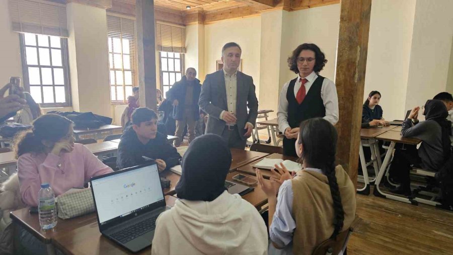 Genç Ar-ge’ciler 154 Yıllık Tarihi Okulda Eğitimi Masaya Yatırdı