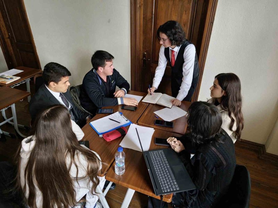 Genç Ar-ge’ciler 154 Yıllık Tarihi Okulda Eğitimi Masaya Yatırdı