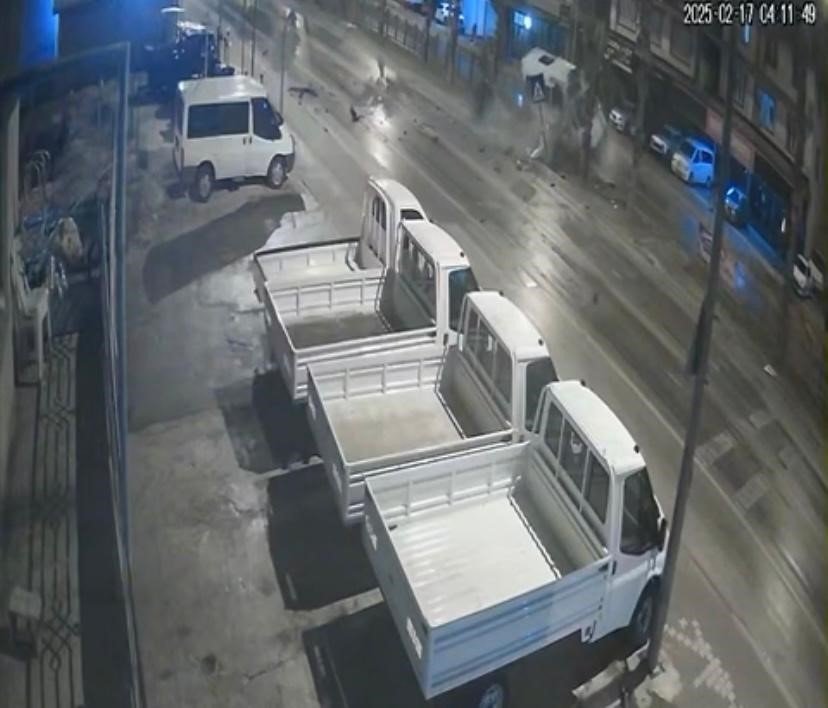 Antalya’da Tur Minibüsü Kazası: Refüje Çarptı, 2 Turist Yaralandı