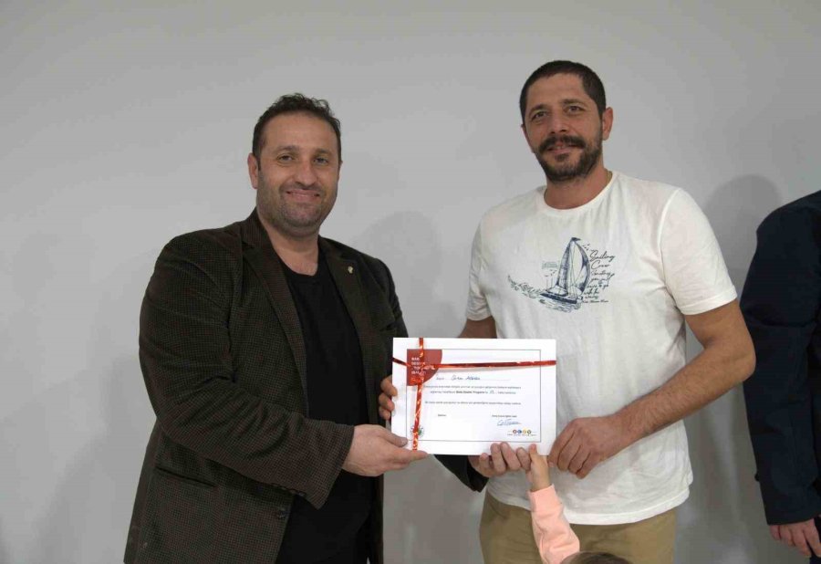 "baba Çocuk Oturumu" Programını Tamamlayan Babalara Sertifikaları Verildi