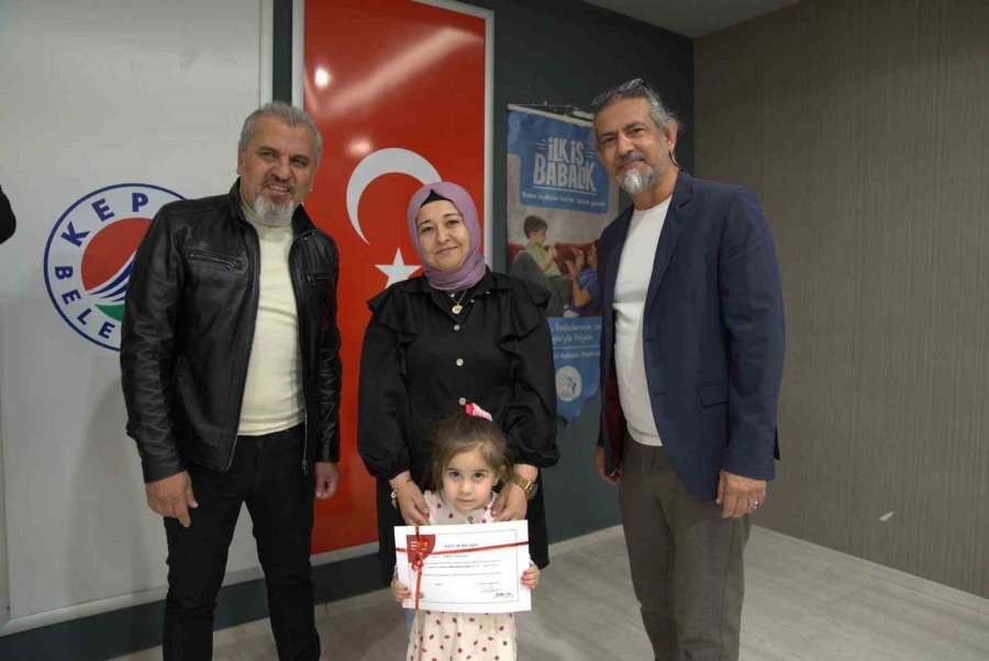 "baba Çocuk Oturumu" Programını Tamamlayan Babalara Sertifikaları Verildi