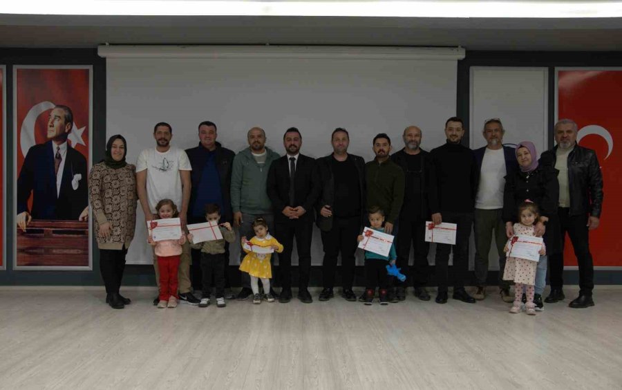 "baba Çocuk Oturumu" Programını Tamamlayan Babalara Sertifikaları Verildi