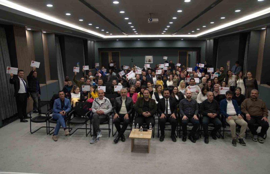 "baba Çocuk Oturumu" Programını Tamamlayan Babalara Sertifikaları Verildi