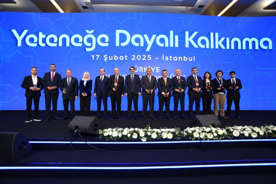 Akdeniz Üniversitesi’ne ’kariyer Gelişiminde En Etkin Üniversite’ Ödülü