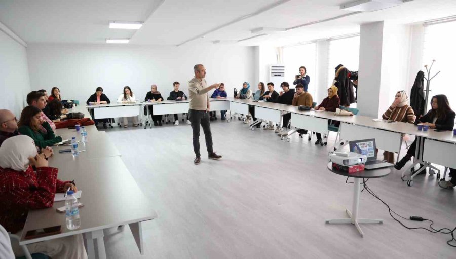 Gençlere Cv Hazırlama Ve E-ticaret Eğitimi Verildi