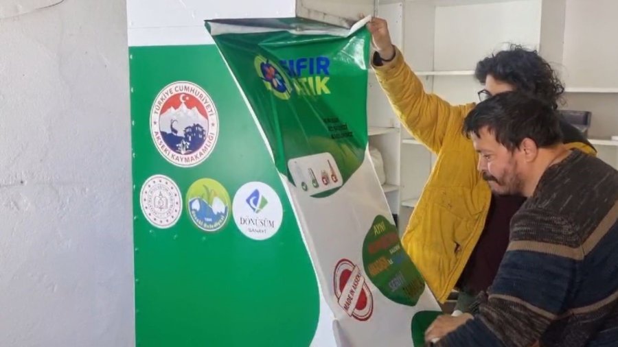 Baba İle Oğlu Telefon Şarj Eden Geri Dönüşüm Otomatı Yaptı