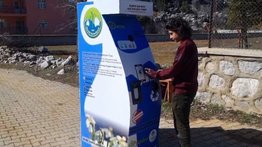 Baba İle Oğlu Telefon Şarj Eden Geri Dönüşüm Otomatı Yaptı