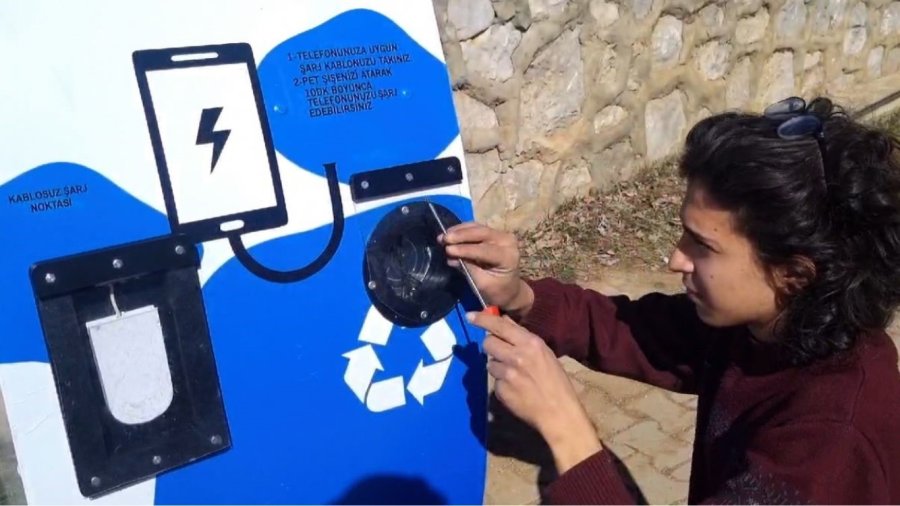 Baba İle Oğlu Telefon Şarj Eden Geri Dönüşüm Otomatı Yaptı