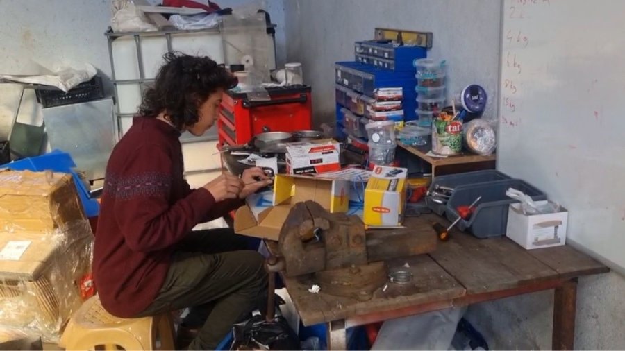 Baba İle Oğlu Telefon Şarj Eden Geri Dönüşüm Otomatı Yaptı