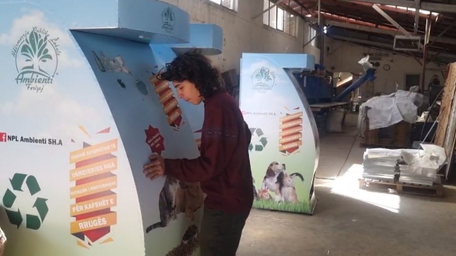 Baba İle Oğlu Telefon Şarj Eden Geri Dönüşüm Otomatı Yaptı