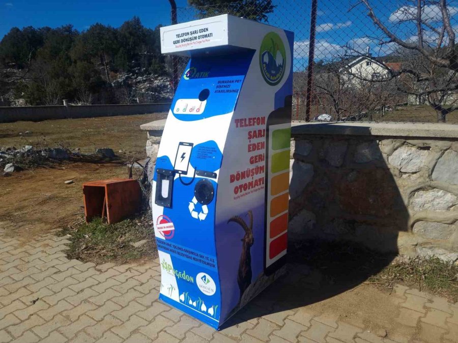 Baba İle Oğlu Telefon Şarj Eden Geri Dönüşüm Otomatı Yaptı