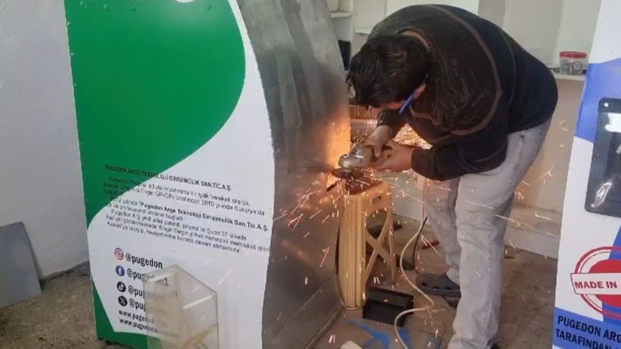 Baba İle Oğlu Telefon Şarj Eden Geri Dönüşüm Otomatı Yaptı