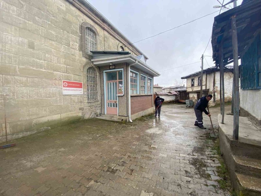 İnönü Belediyesi Esnemez Mahallesi’nde Temizlik Çalışması Yaptı