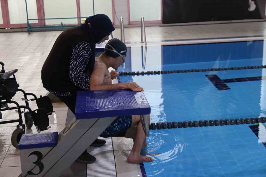 57 Yaşındaki Fedakar Anne, 21 Yıldır Oğluyla Engelleri Aşıp Onu Şampiyonluklara Taşıyor